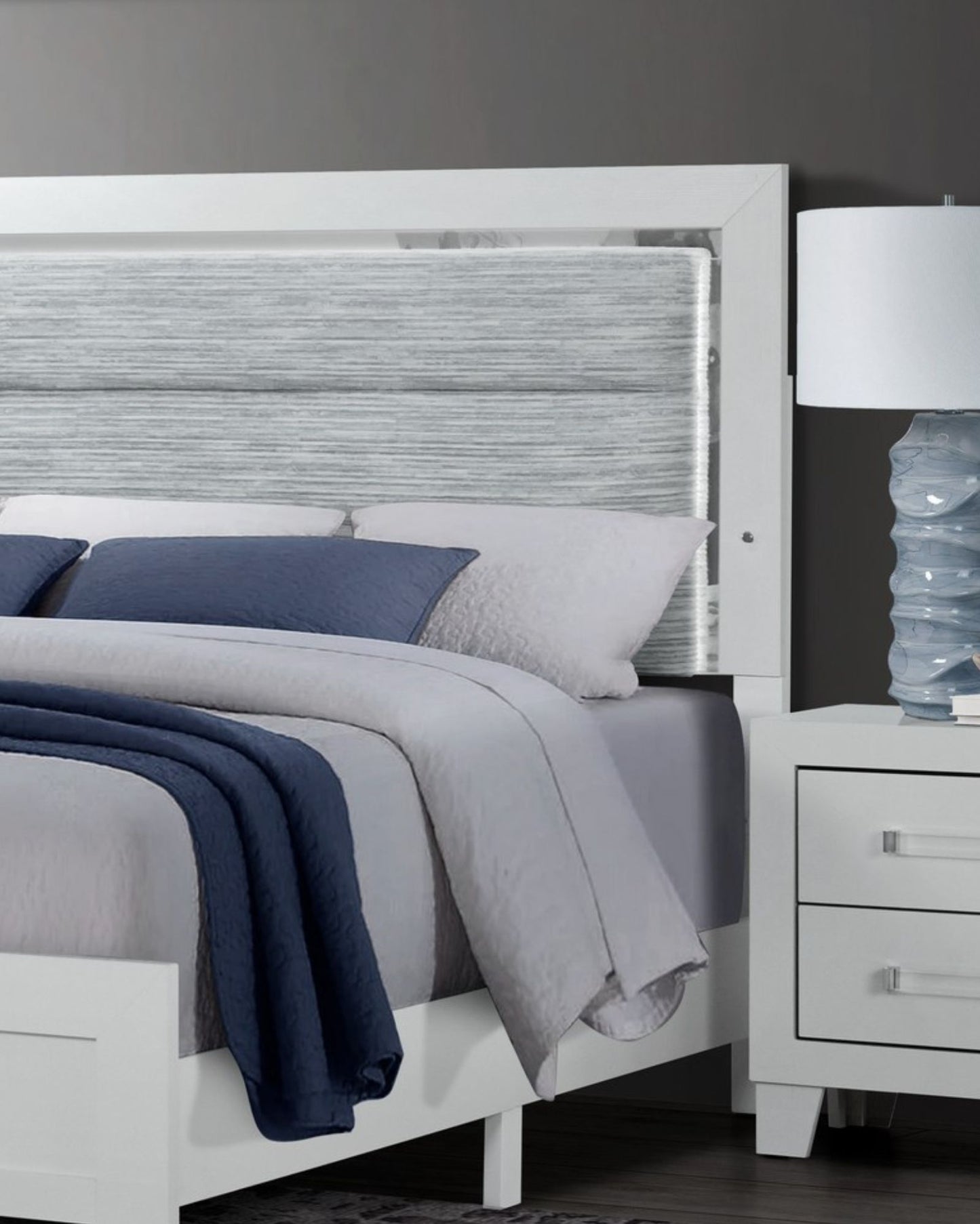 Luccia - 4 Piece King Bedroom Set (King Bed With LED, Dresser, Mirror, Nightstand) - White